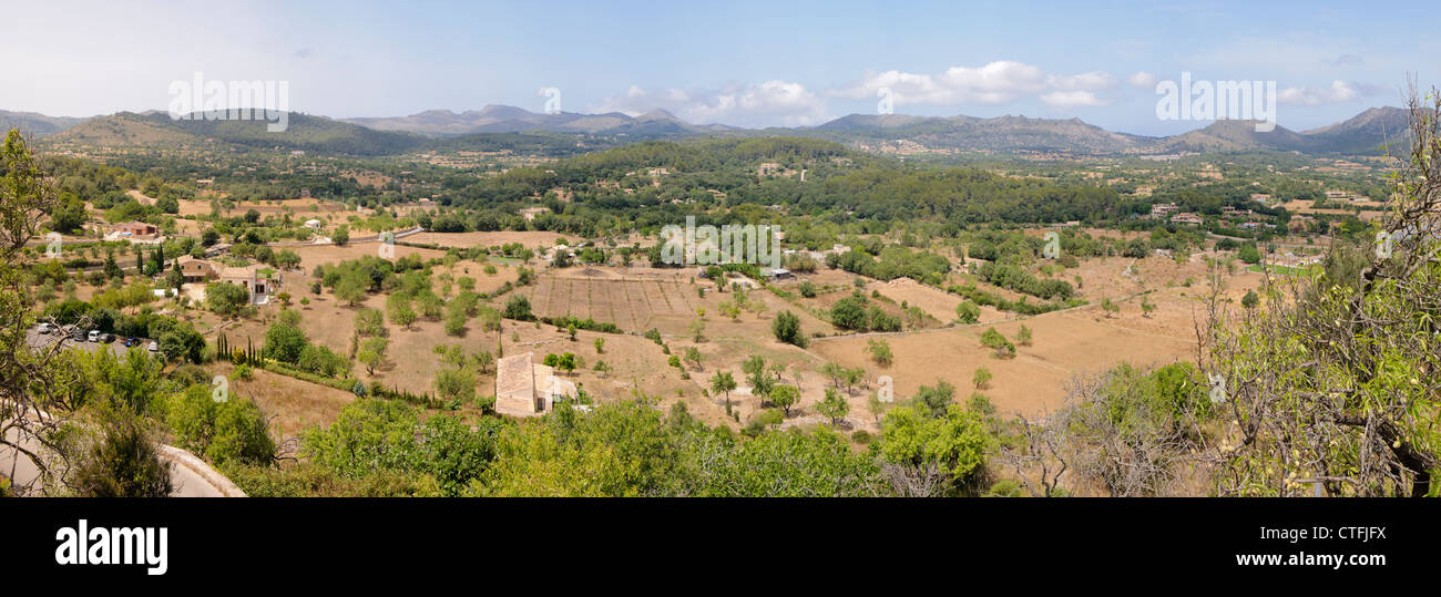 Vista tipica della campagna, Mallorca/Maiorca, che si affaccia sulla pianura centrale, e le montagne in distanza Foto Stock