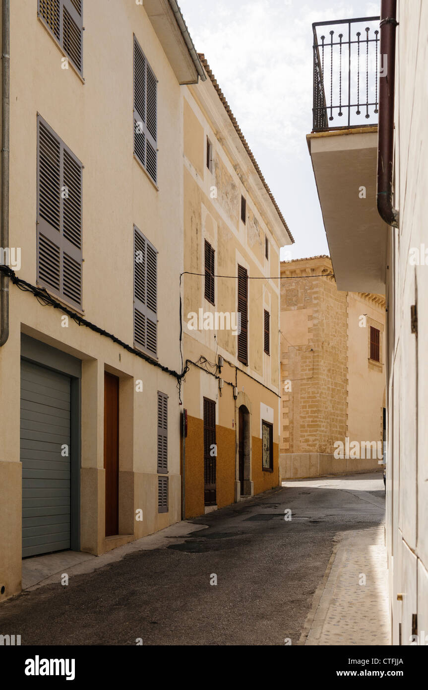 Empty street a Arta, Mallorca/Maiorca in una giornata molto calda Foto Stock