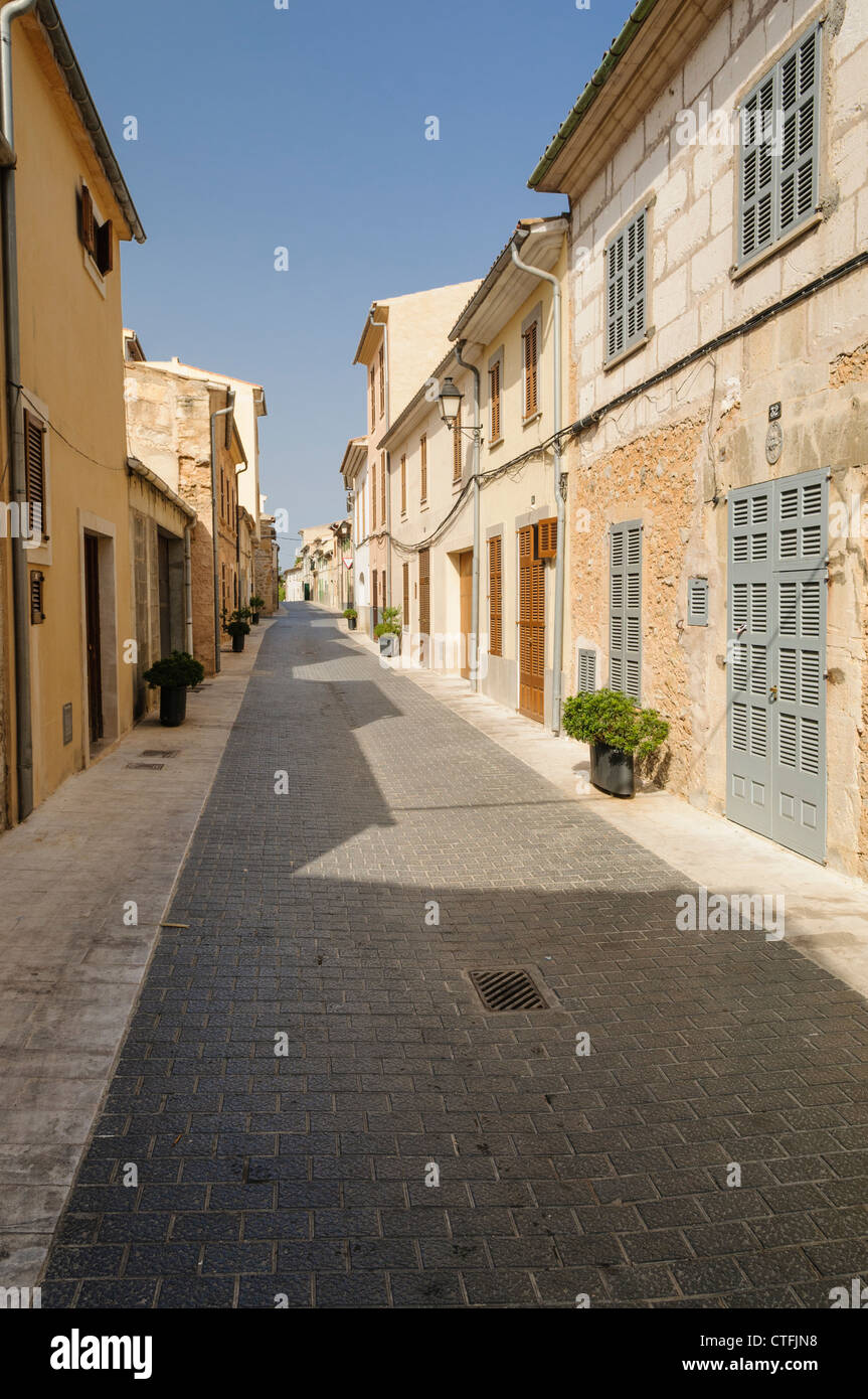 Persiane alle finestre areclosed in un vuoto di street, Sant Llorenç, Mallorca/Maiorca Foto Stock