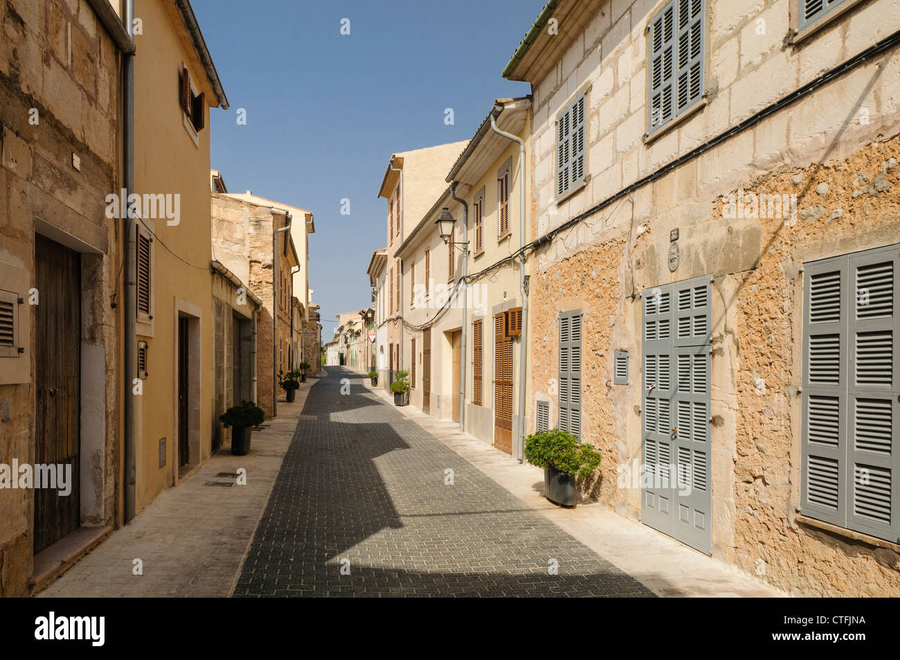 Finestra chiusa persiane in un vuoto street, Sant Llorenç, Mallorca/Maiorca Foto Stock