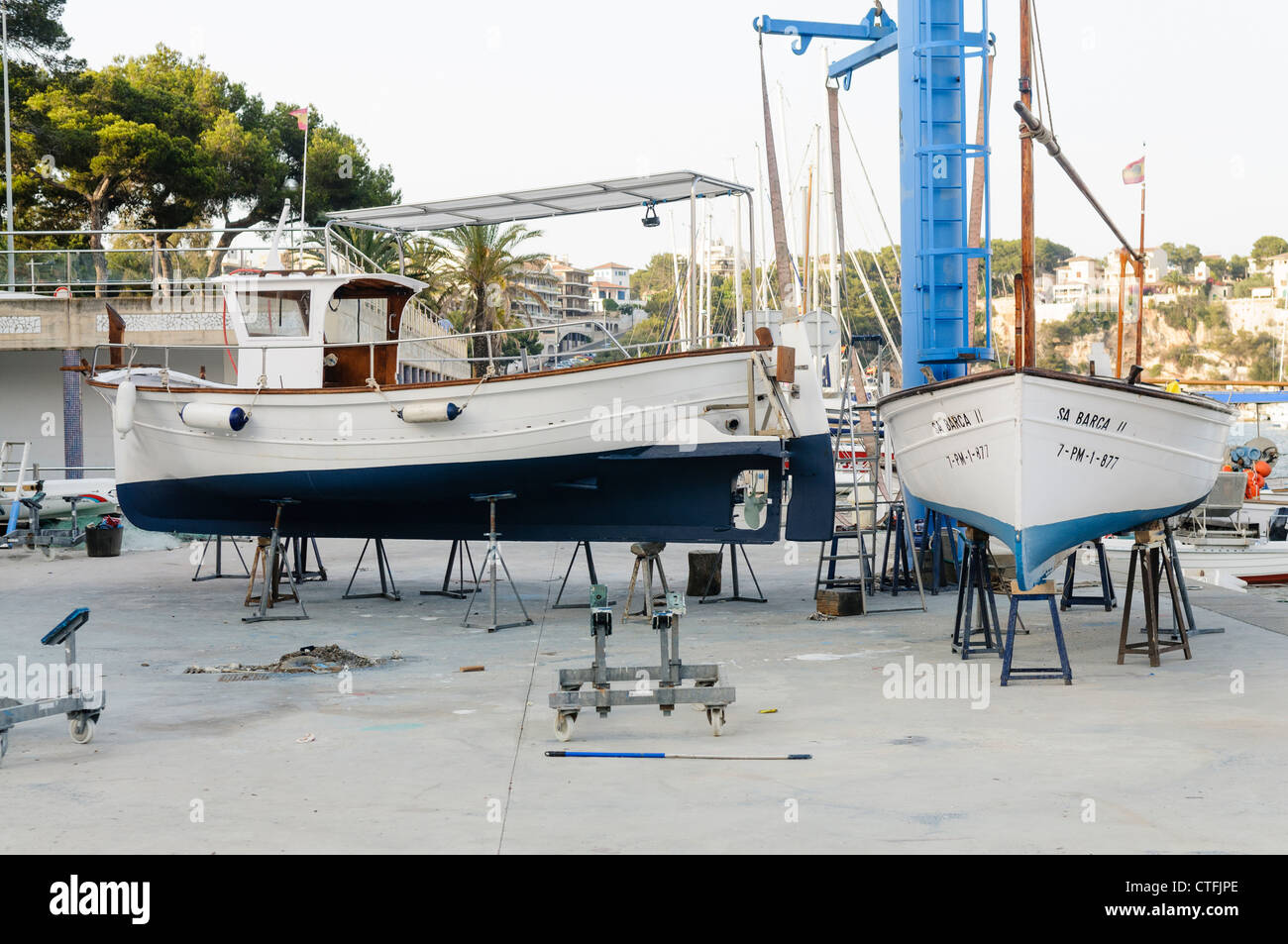 Barche in riparazione in un cantiere navale in Portochristo, Mallorca/Maiorca Foto Stock