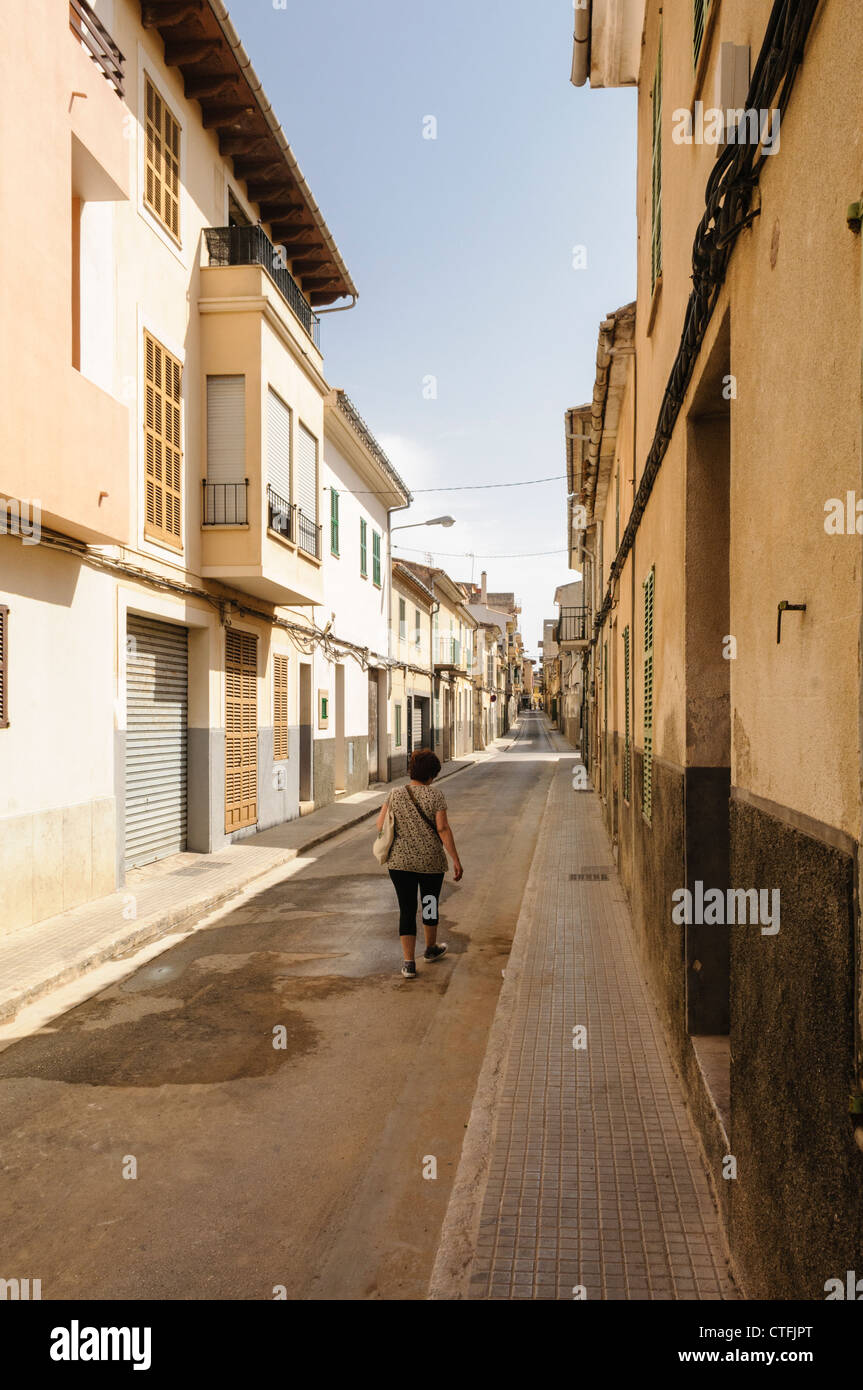 Donna cammina giù per una strada in Manacor, Mallorca/Maiorca Foto Stock