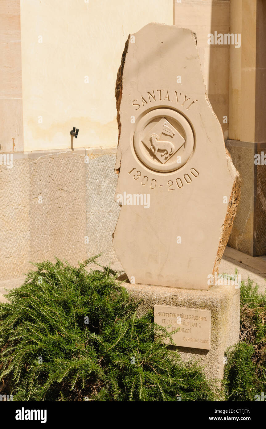 Scultura in pietra che commemora il 700° anniversario della fondazione della Santiyani, Mallorca/Maiorca (1300-2000) Foto Stock