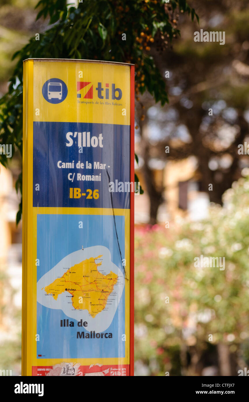 Fermata bus per i trasporti de les Illes Balears (TIB) in S'Illot Foto Stock