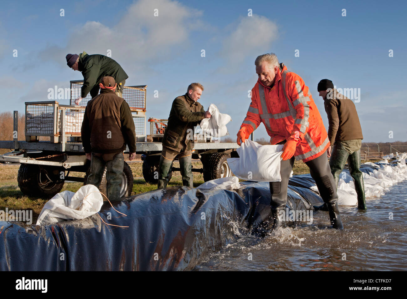 I Paesi Bassi, Lauwersoog, proteggendo la terra con sacchi di sabbia contro le inondazioni. Foto Stock