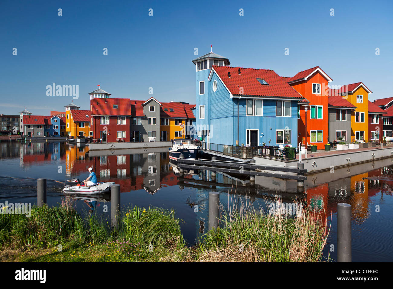 I Paesi Bassi, Groningen, colorate case residenziali e marina chiamato Reitdiephaven. Foto Stock