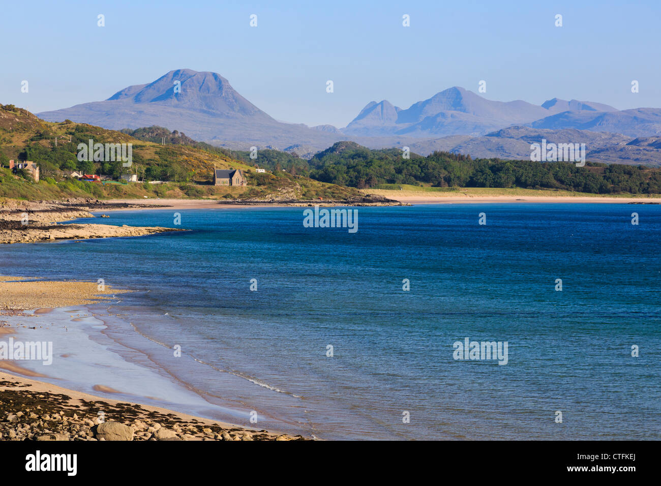 Stupenda vista Strath Bay in Loch Gairloch su northwest Highlands scozzesi costa a Torridon montagne. Wester Ross, Highland, Scotland, Regno Unito Foto Stock