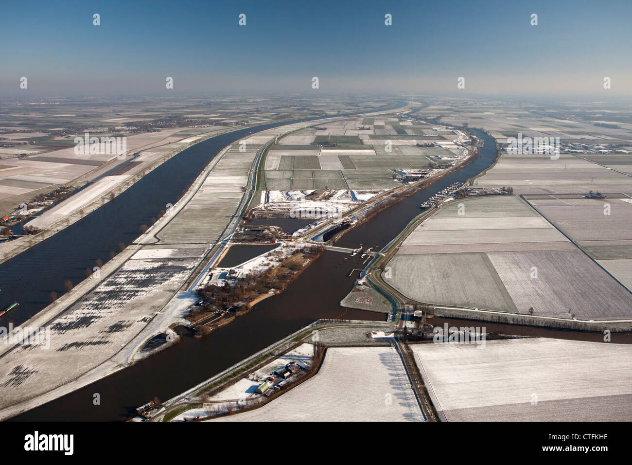 Paesi Bassi, Waalwijk, Overdiepse polder, camera per il River Project, inverno, il gelo. Aziende agricole ricostruita sul tumulo. Antenna. Foto Stock