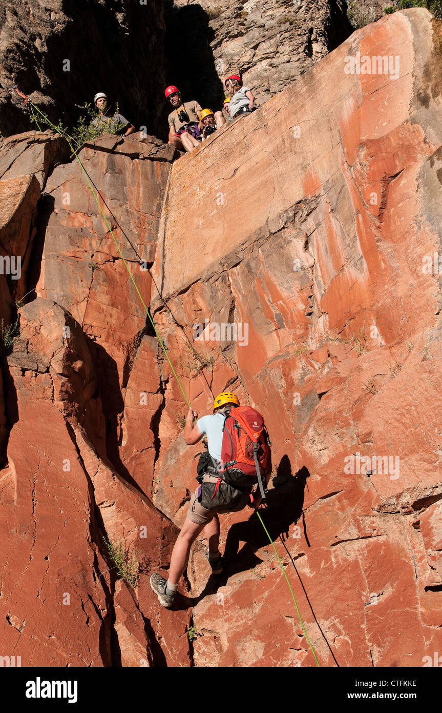 Escursionista rappels il quarto rap cascata in Benson Canyon, Dixie National Forest, Utah. Foto Stock