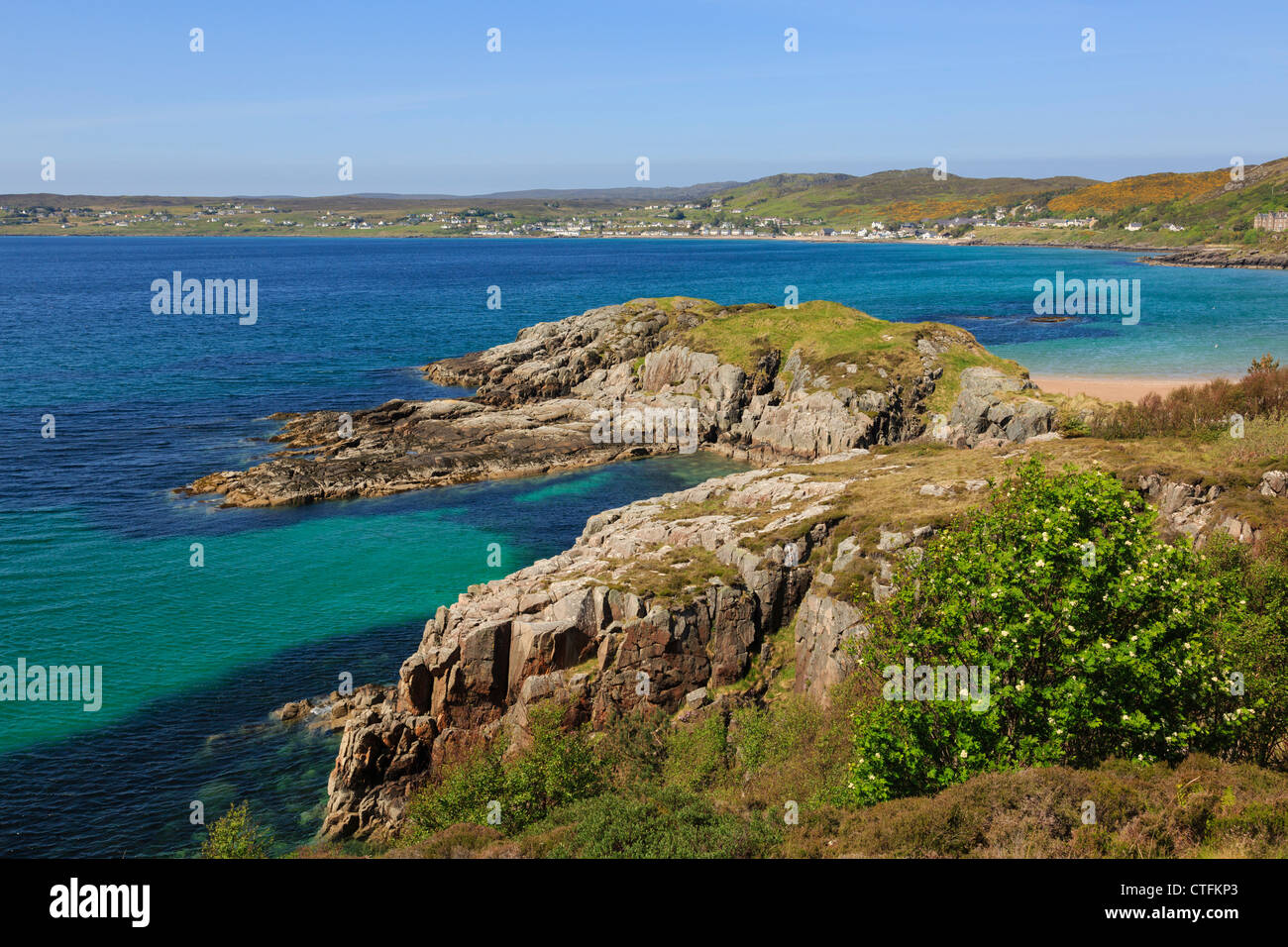 Vista di Strath villaggio sul Loch Gairloch da un Ard con Northwest Highlands costa. Gairloch Wester Ross Highland Scozia UK Foto Stock