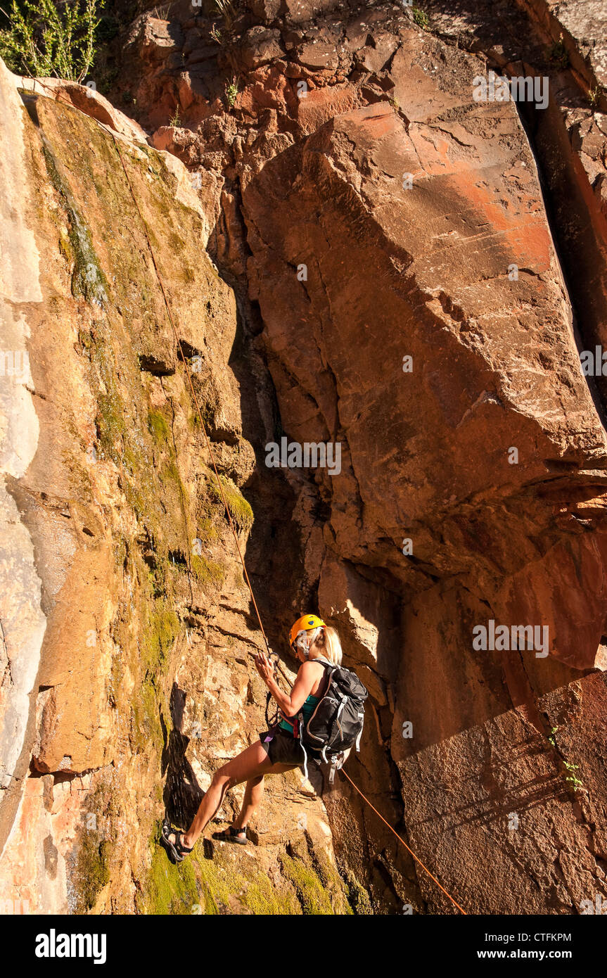 Escursionista rappels il quarto rap cascata in Benson Canyon, Dixie National Forest, Utah. Foto Stock