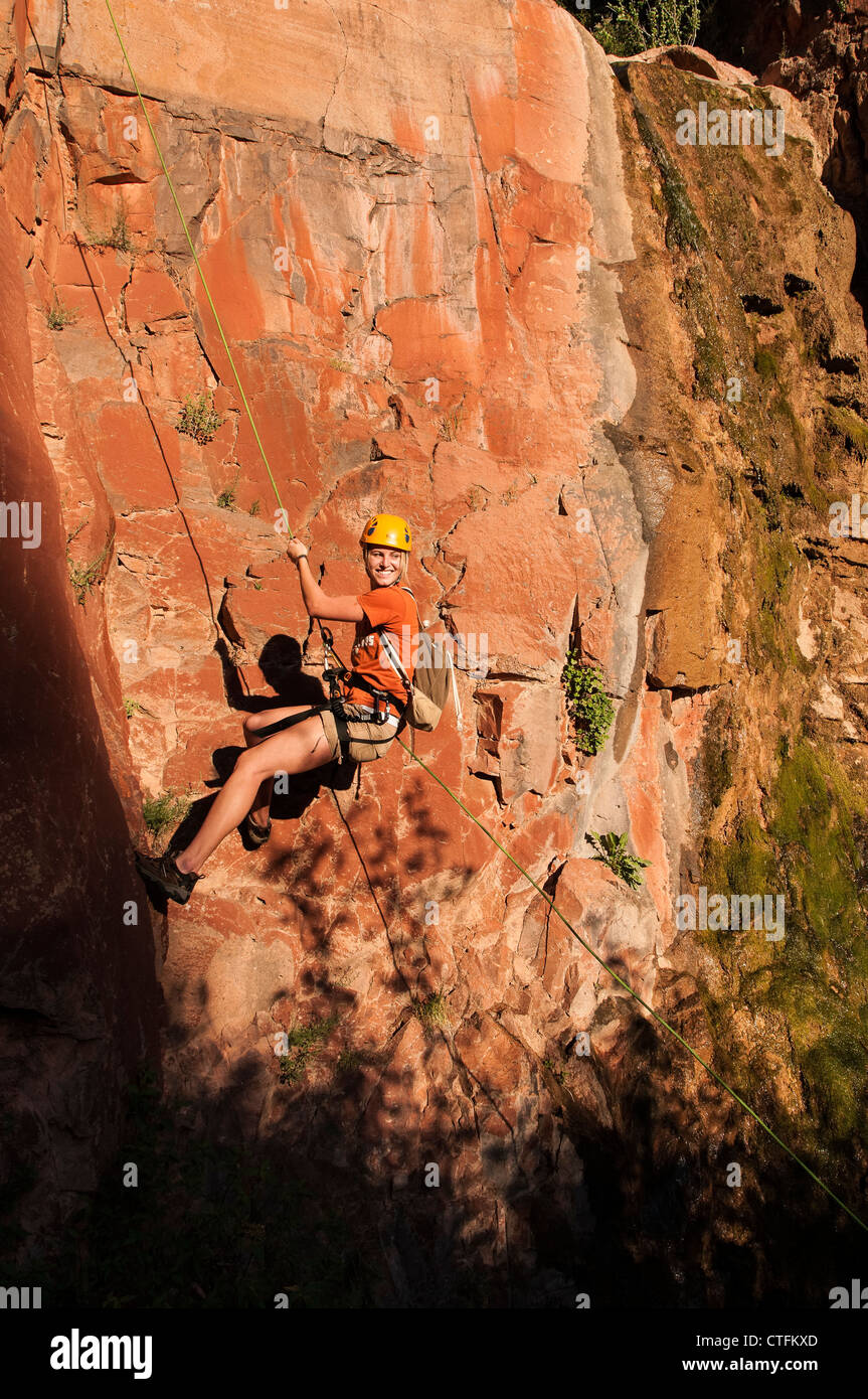 Escursionista rappels il quarto rap cascata in Benson Canyon, Dixie National Forest, Utah. Foto Stock