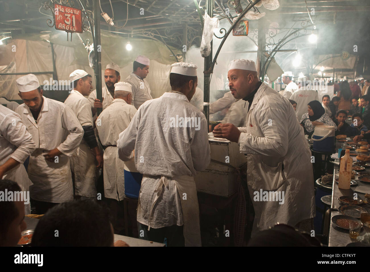 Il Marocco Marrakech chiamato Piazza Djemaa El Fna. Foodstall di notte. Foto Stock