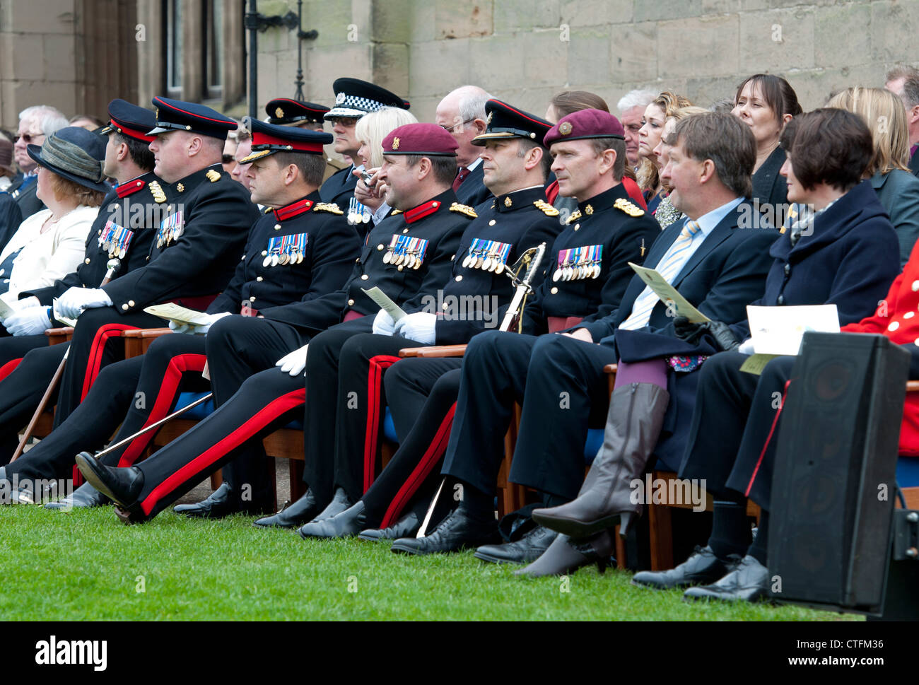 Per gli ospiti VIP guarda la parata militare Foto Stock