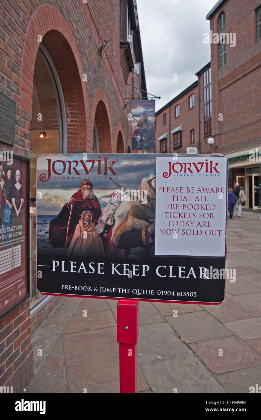 Segnali in ingresso al Jorvik Centre, York Foto Stock