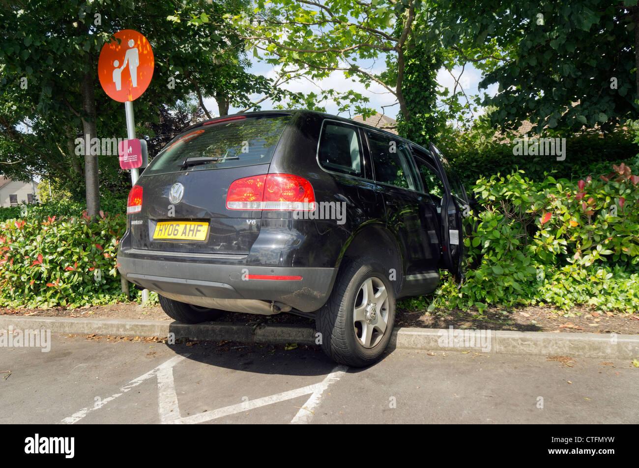 Incidente stradale: VW Touareg 4x4 VEICOLO SUV bloccato in hedge. Foto Stock