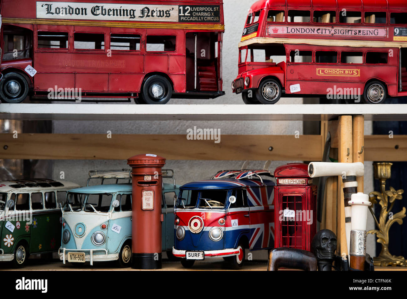 British retrò ornamenti sulla vendita al di fuori di un negozio in Portobello Road. Londra Foto Stock