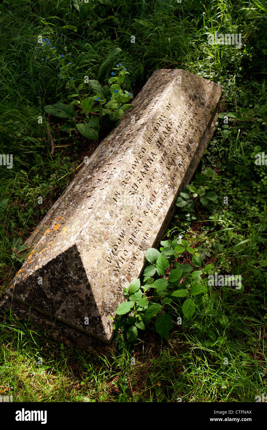 Il vecchio xix secolo lapidi in un cimitero di Bucks REGNO UNITO Foto Stock