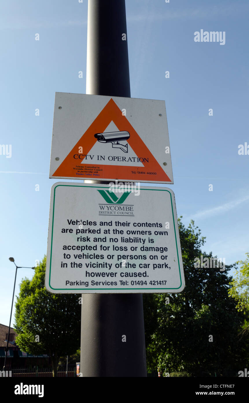 CCTV in funzione un cartello di segnalazione all'interno di un parcheggio pubblico a Handy Cross High Wycombe Bucks REGNO UNITO Foto Stock