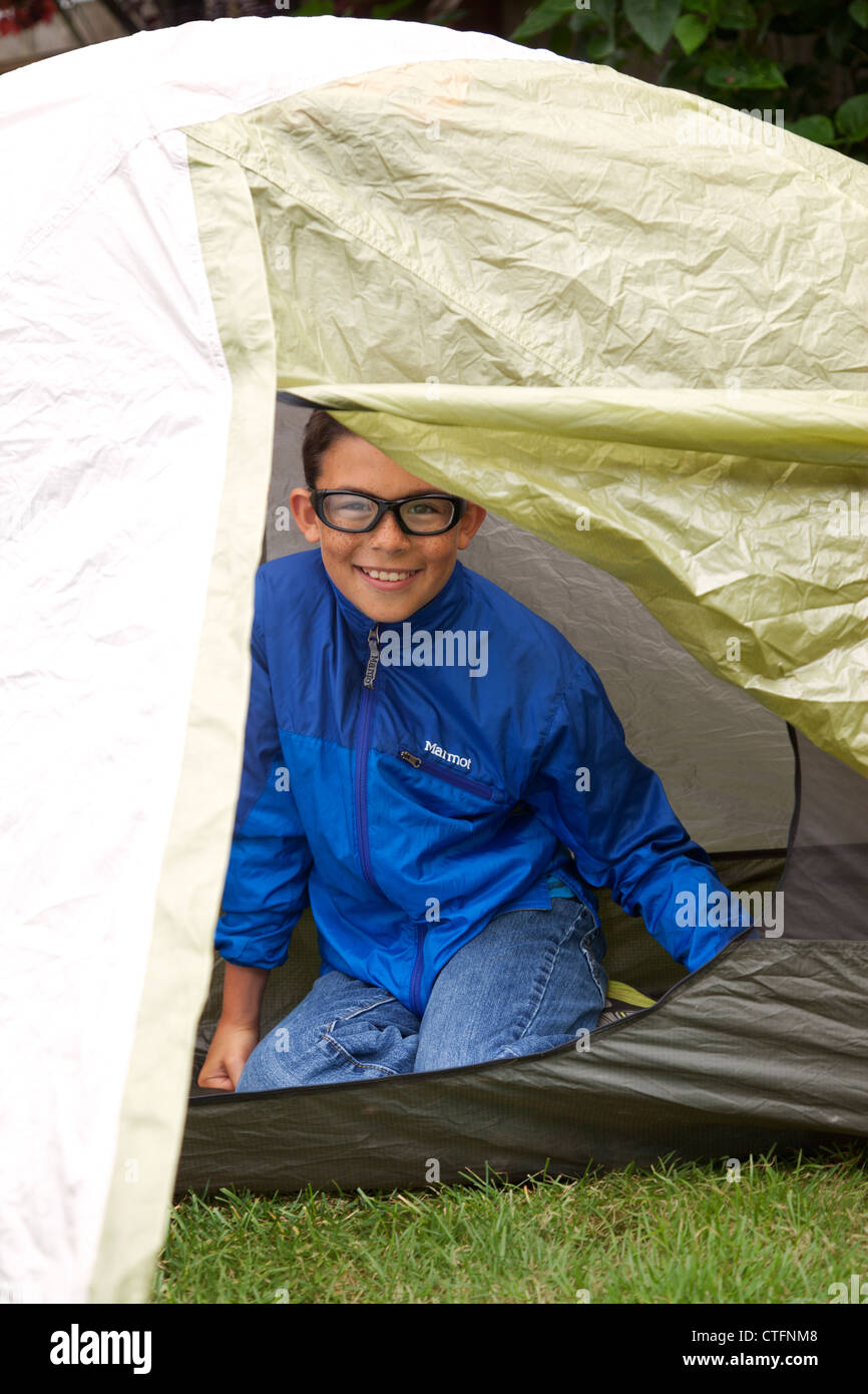 Ragazzo in una tenda. Foto Stock