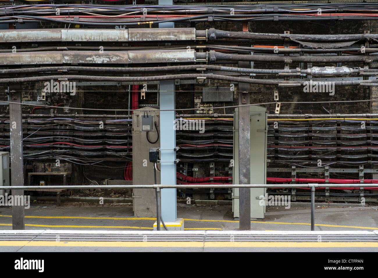 Il cablaggio sulla metropolitana di Londra in treno la rete di trasporto. Foto Stock