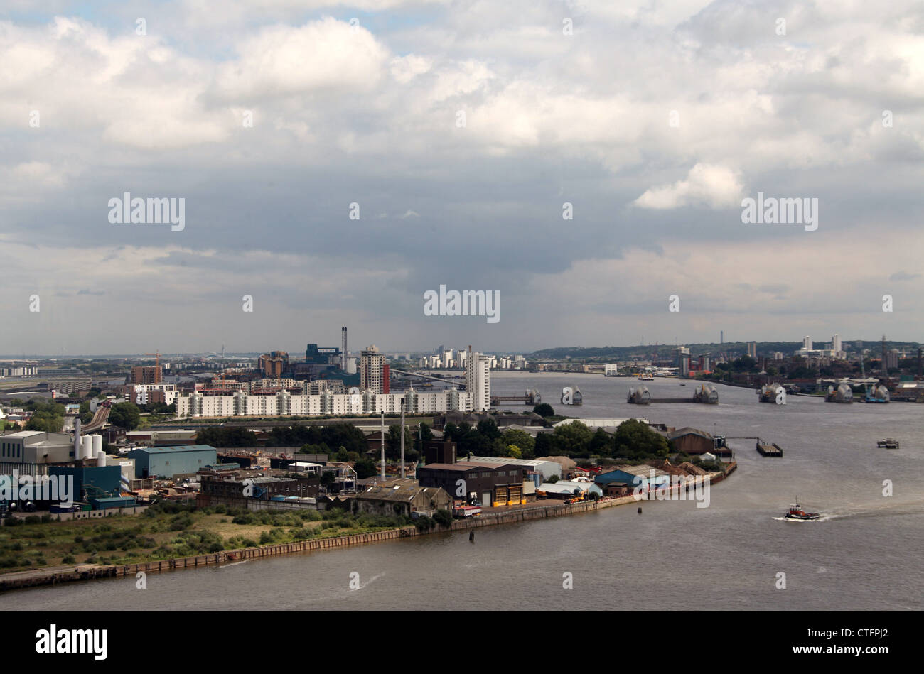 Vista aerea di Silvertown e River Thames Flood controllo da Emirates Air Line Funivia Foto Stock