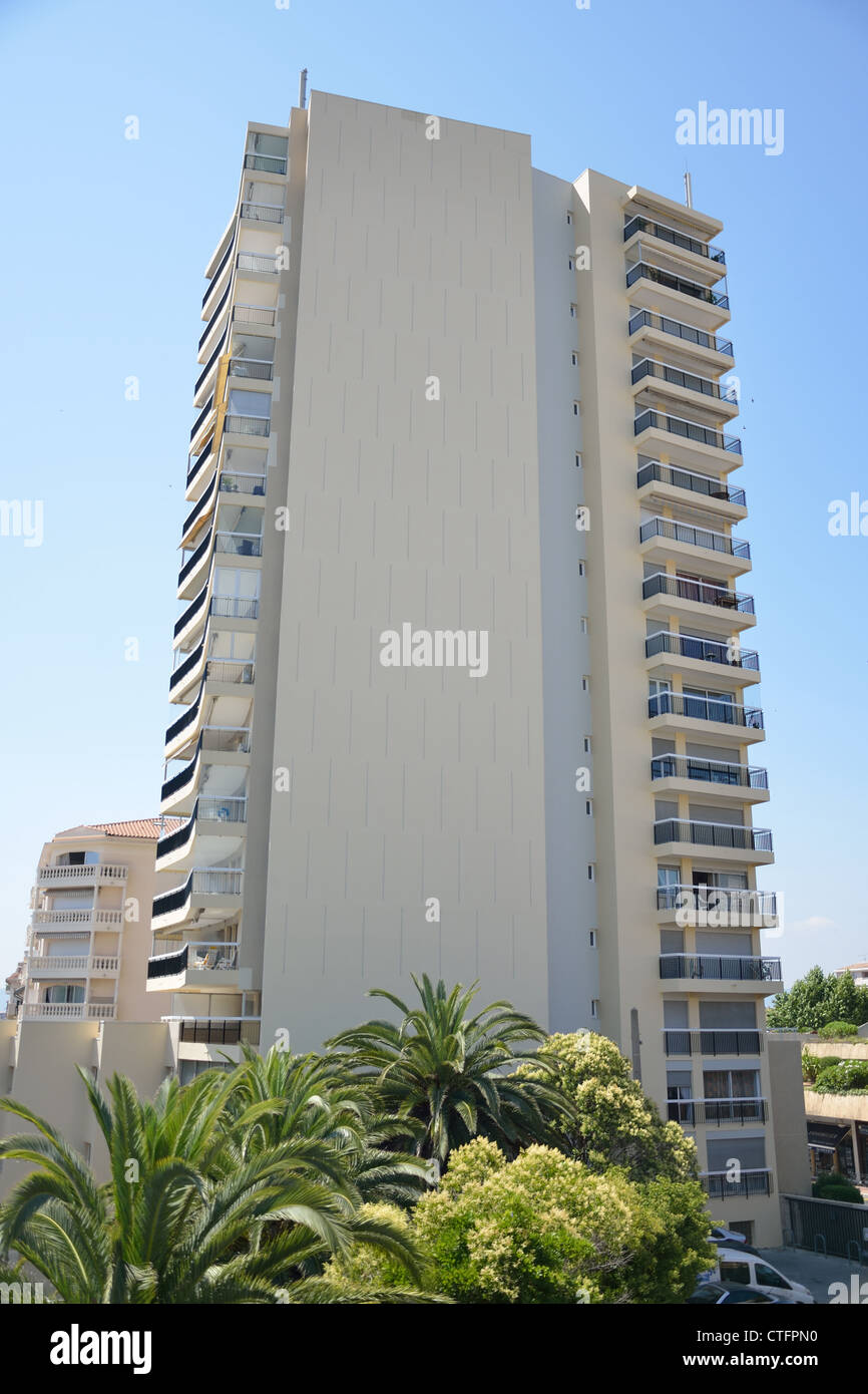 Alto edificio di appartamenti in Saint-Raphaël, Côte d'Azur, Var Reparto, Provence-Alpes-Côte d'Azur, in Francia Foto Stock