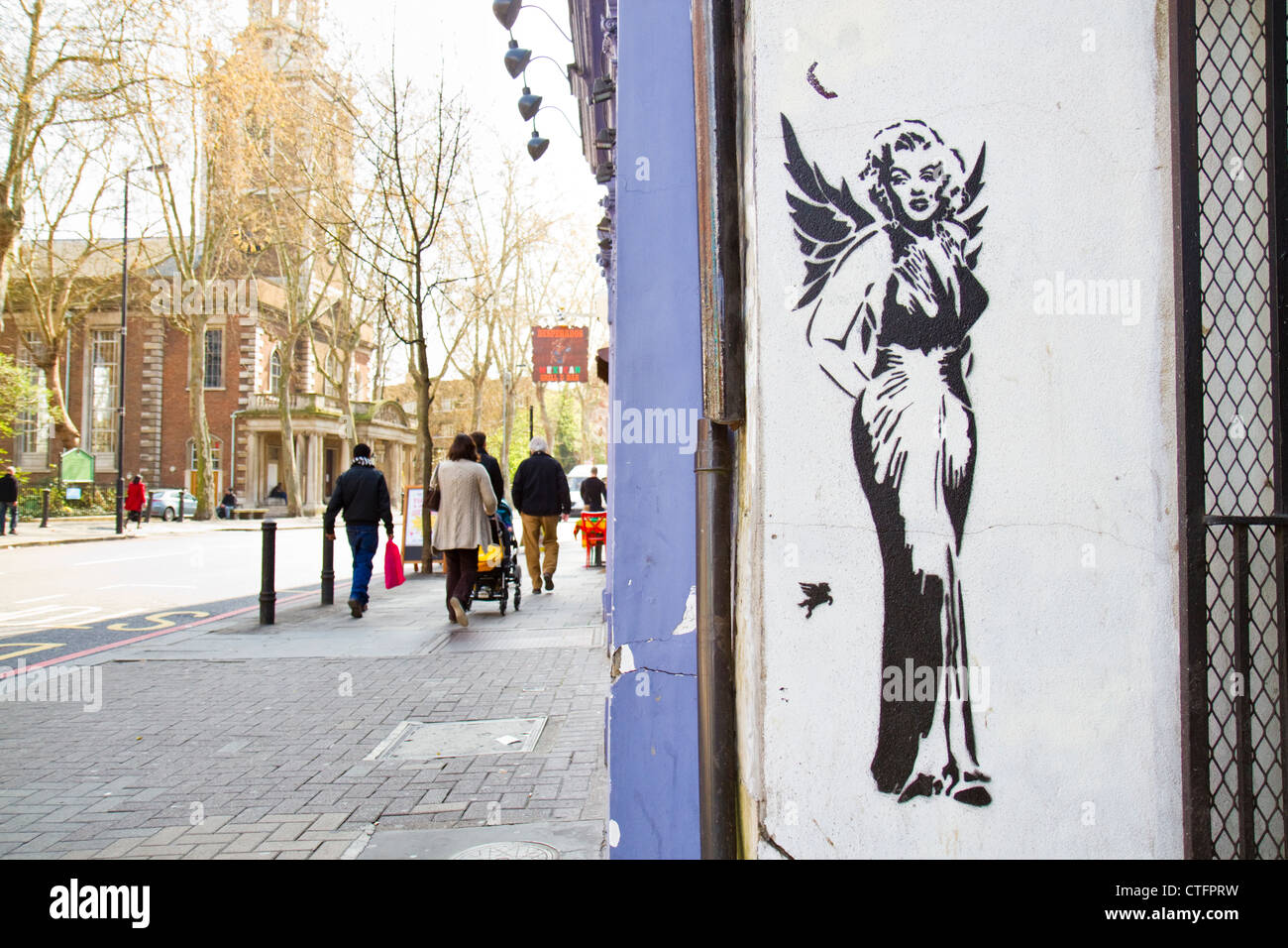 Vernice spray stencil da graffiti artist Pegasus a Islington, Londra raffiguranti Marilyn Monroe con ali d'angelo Foto Stock