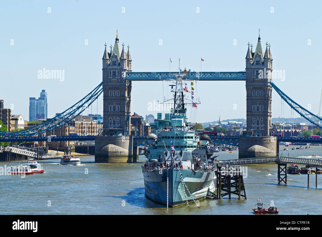 HMS Belfast e la Torre di Londra, il fiume Tamigi, Londra, domenica 27 maggio 2012. Foto Stock