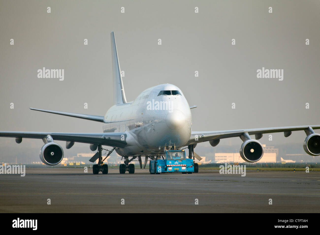 I Paesi Bassi, Haarlemmermeer, nei pressi di Amsterdam, all'aeroporto di Schiphol. Boeing 747 Jumbo trainato. Foto Stock