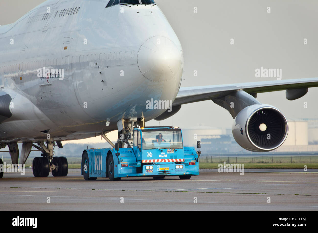 I Paesi Bassi, Haarlemmermeer, nei pressi di Amsterdam, all'aeroporto di Schiphol. Boeing 747 Jumbo trainato. Foto Stock