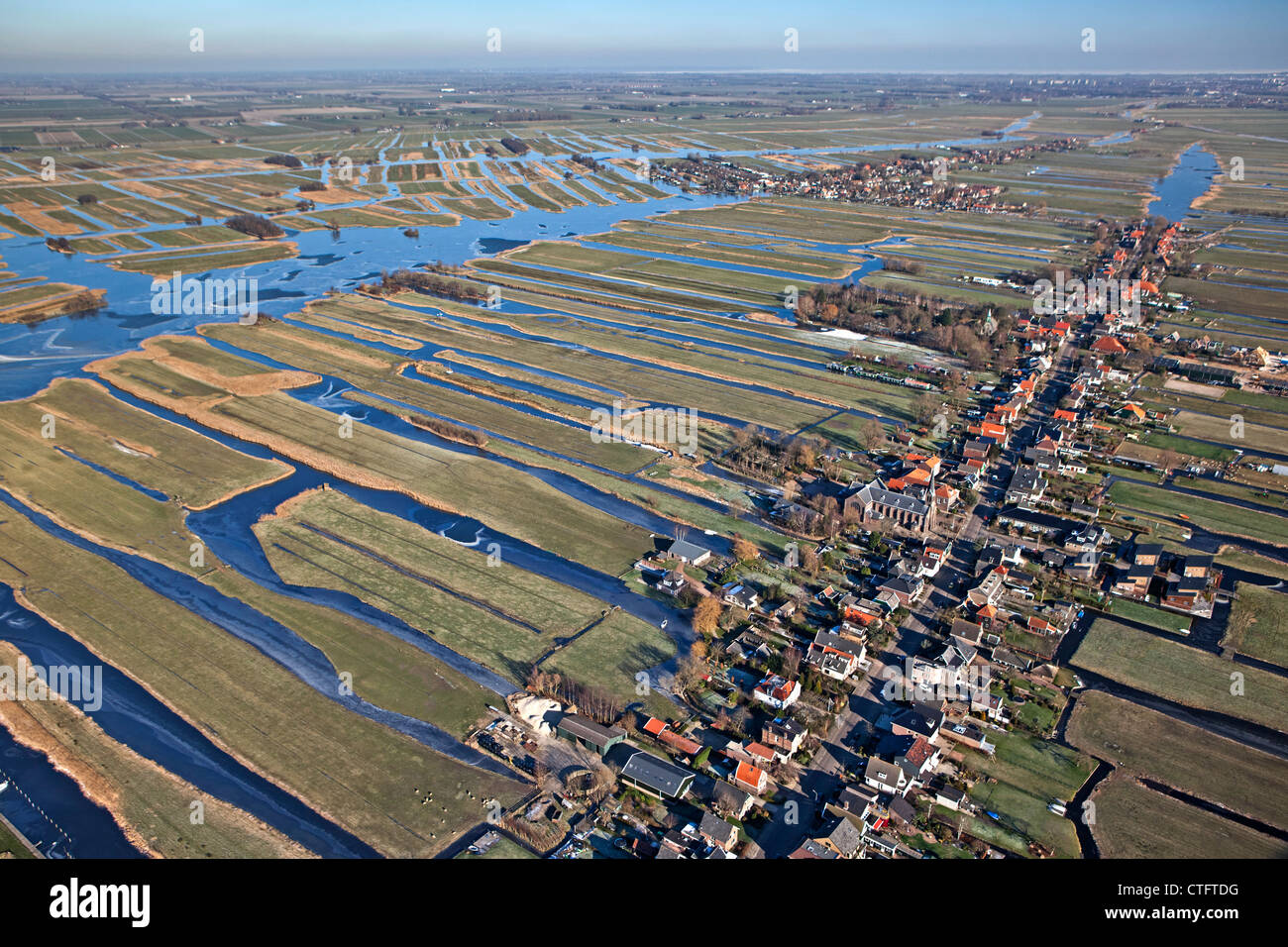 I Paesi Bassi, Jisp, antenna del villaggio e paesaggio di polder. Foto Stock