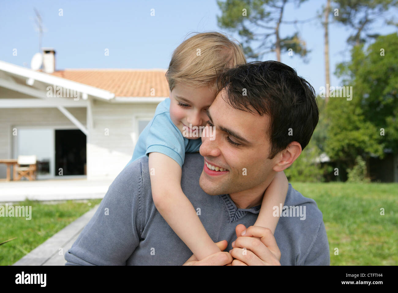 Il padre e il figlio nel giardino Foto Stock