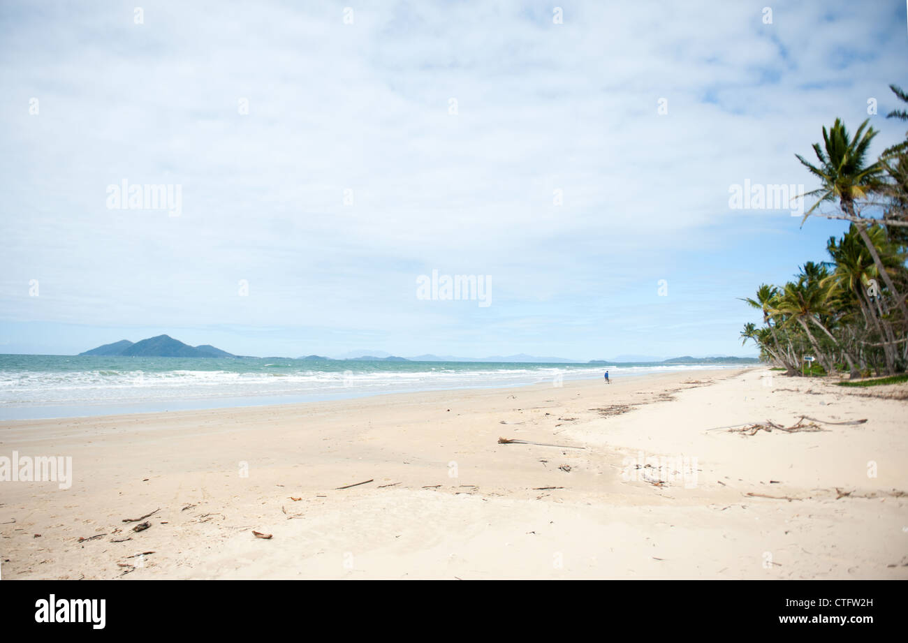 Beachcomber a Wongaling spiaggia di Mission Beach sulla costa Casuario con Dunk Island in vista Foto Stock