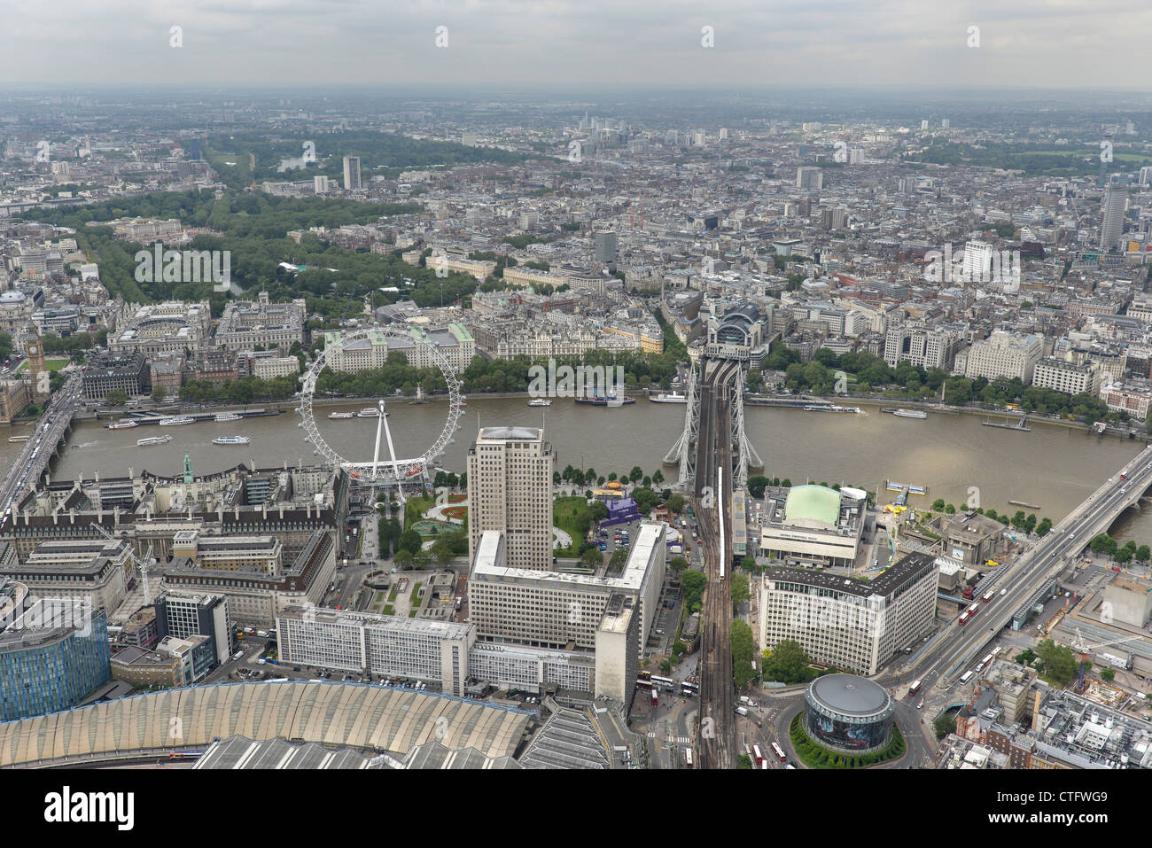 Vista aerea di Londra tra cui il fiume Tamigi e il London Eye Foto Stock