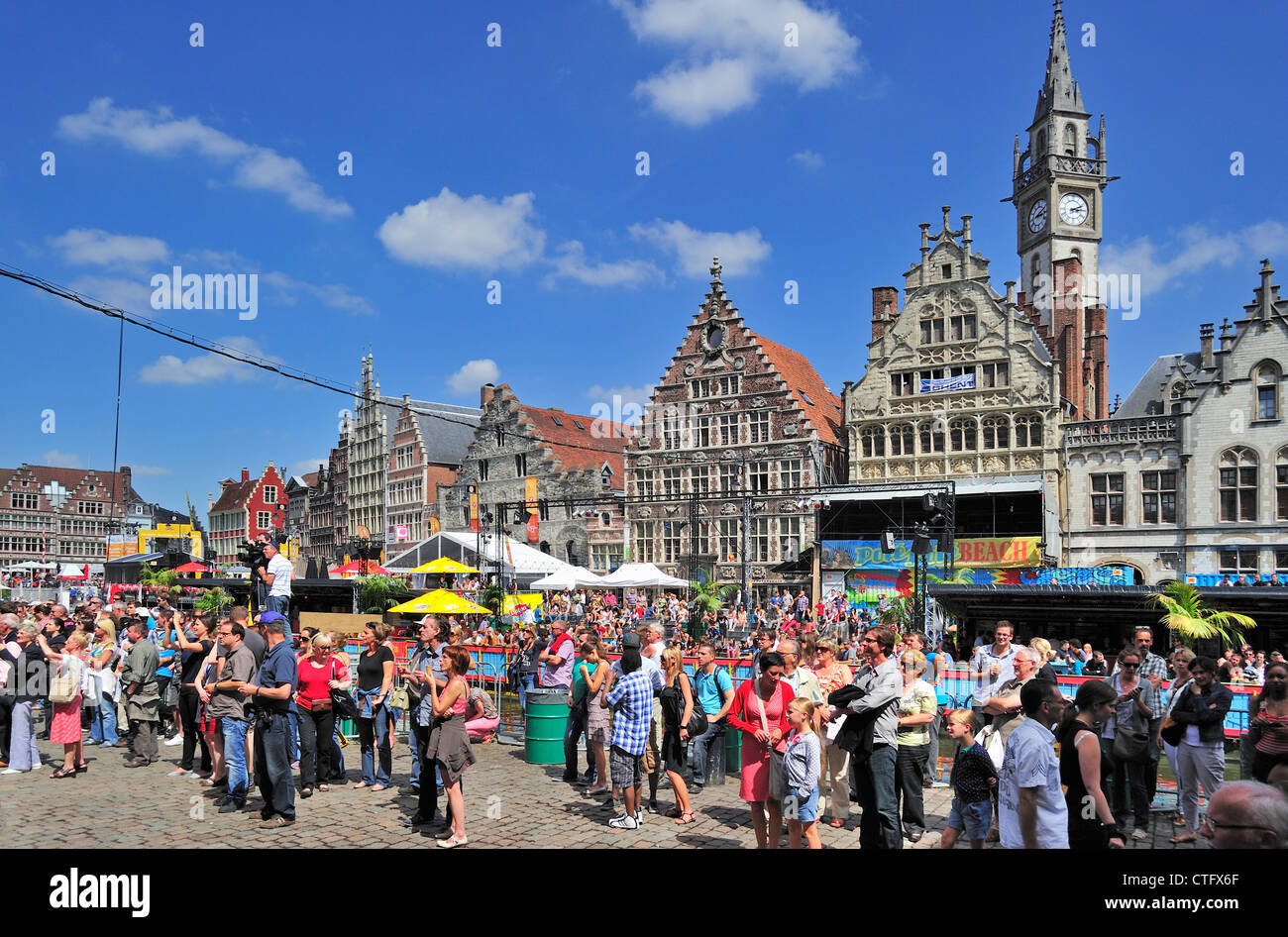 Spettatori guardando le prestazioni di Korenlei durante il Gentse Feesten / Gand Festeggiamenti in estate, Belgio Foto Stock