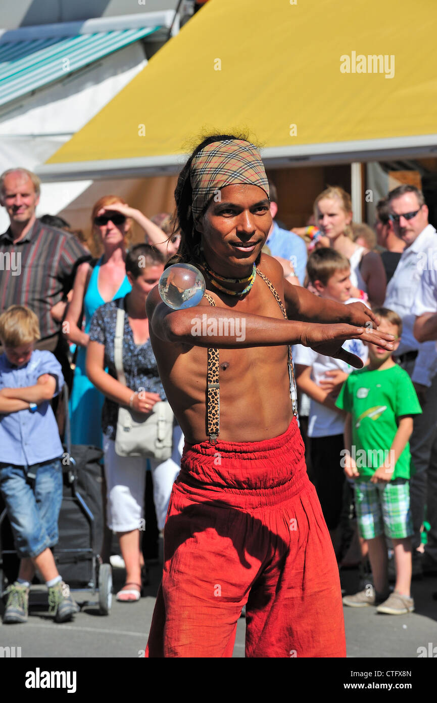 Animazione di strada nero bilanciamento del performer Palla di vetro sulla testa in corrispondenza della Gentse Feesten / Gand Festeggiamenti in estate, Belgio Foto Stock