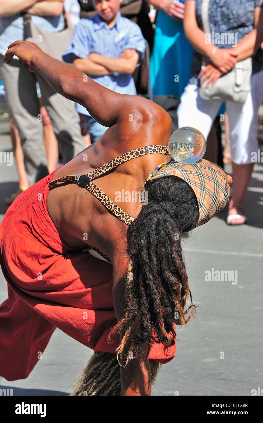 Animazione di strada nero bilanciamento del performer Palla di vetro sulla testa in corrispondenza della Gentse Feesten / Gand Festeggiamenti in estate, Belgio Foto Stock