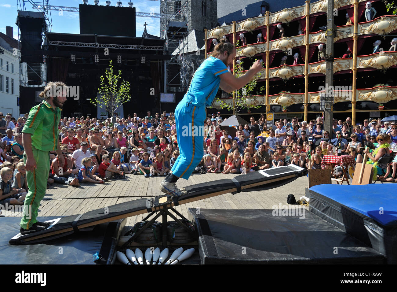 Pubblico guardando gli artisti di strada che mostra agire con altalena a Gentse Feesten / Gand Festeggiamenti in estate, Belgio Foto Stock