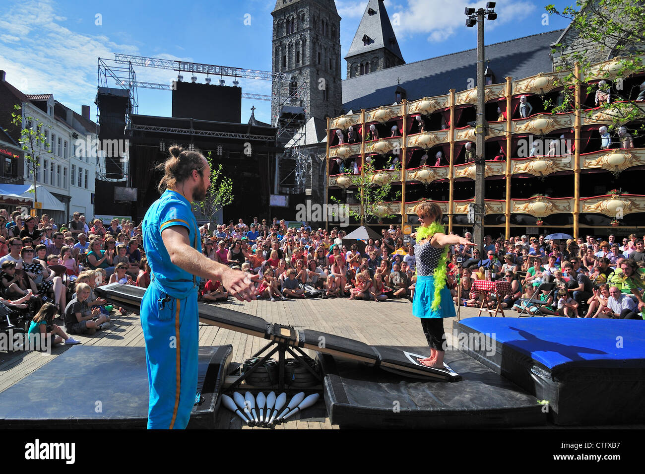 Pubblico guardando gli artisti di strada che mostra agire con altalena a Gentse Feesten / Gand Festeggiamenti in estate, Belgio Foto Stock