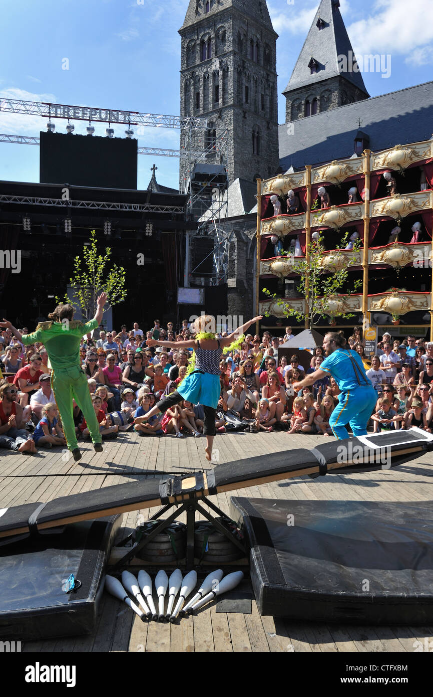 Pubblico guardando gli artisti di strada che mostra agire con altalena a Gentse Feesten / Gand Festeggiamenti in estate, Belgio Foto Stock
