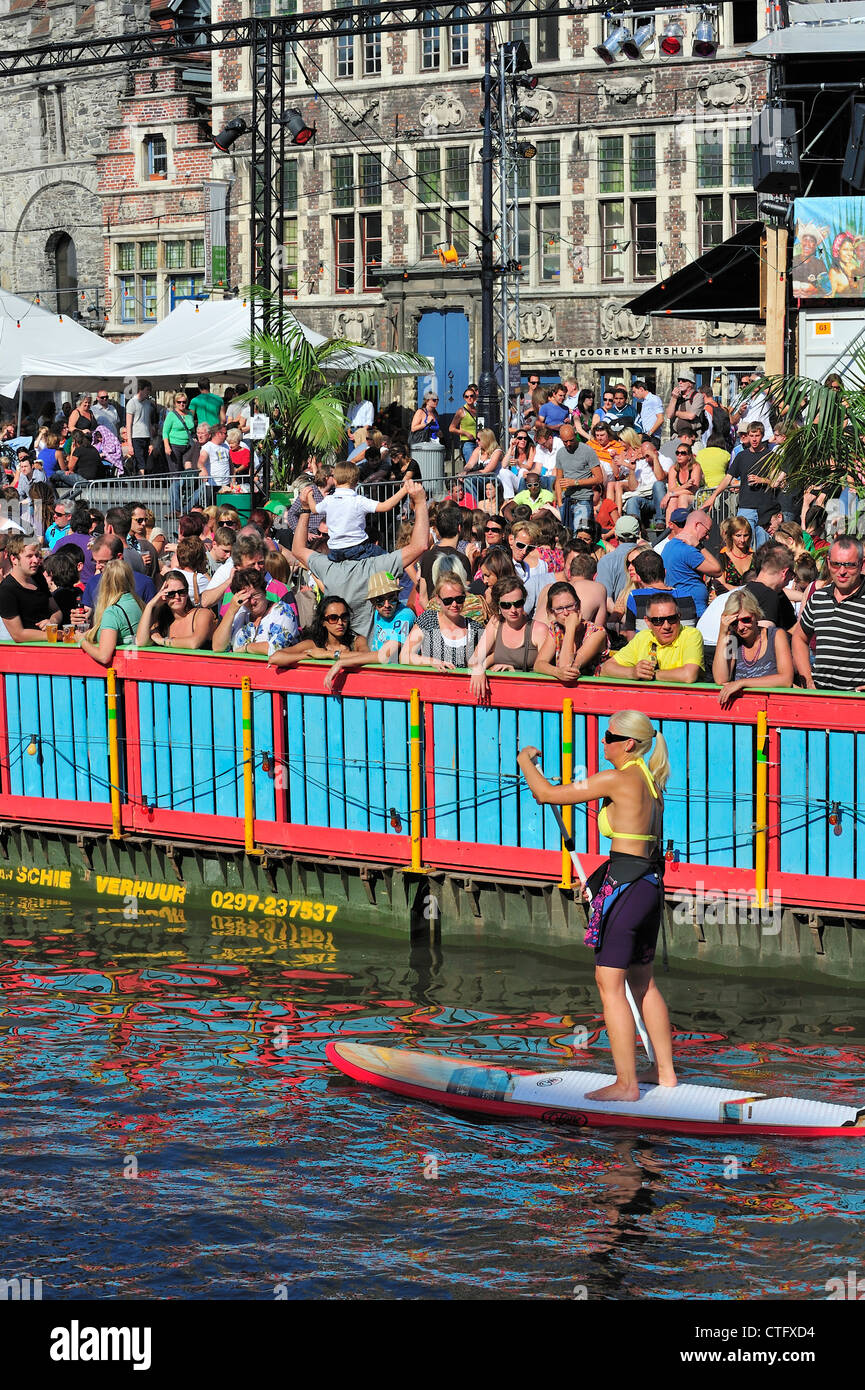 Gli spettatori presso il Gentse Feesten / Gand Festeggiamenti in estate, Belgio Foto Stock