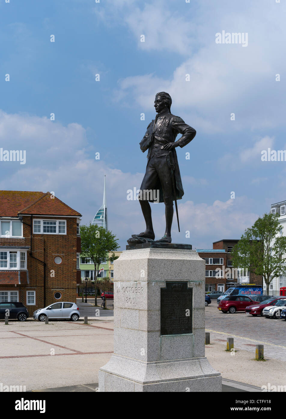 dh Lord Nelsons Statua UK PORTSMOUTH OLD HAMPSHIRE INGHILTERRA Statua del Vice Ammiraglio Horatio Nelson storico eroe navale monumenti storici Foto Stock