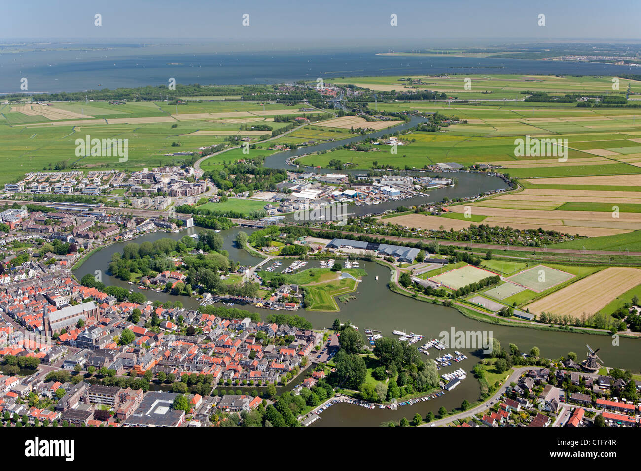 I Paesi Bassi, Weesp, antenna, Village e il fiume Vecht. Foto Stock