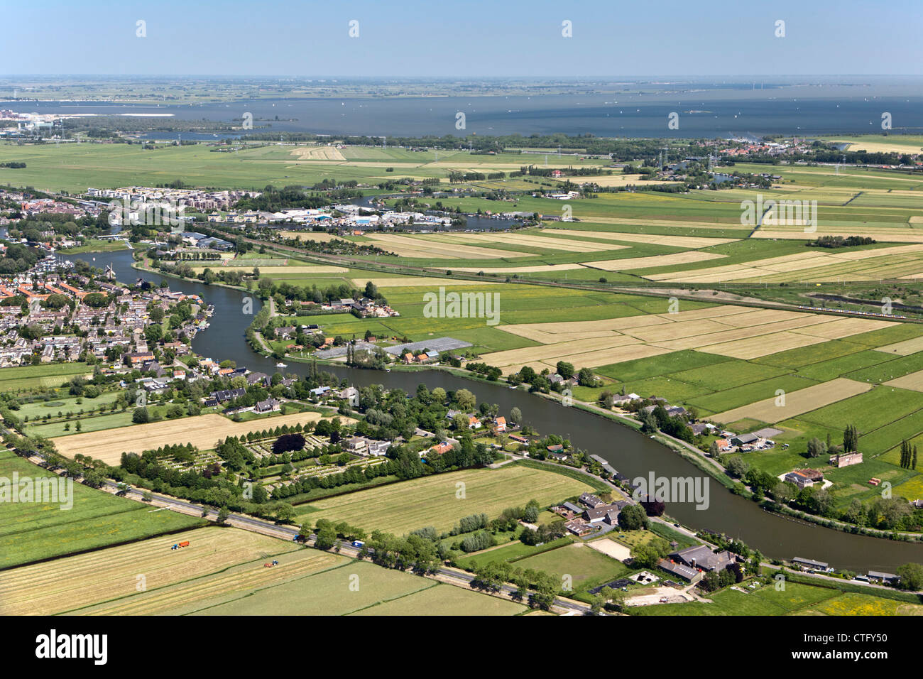 I Paesi Bassi, Weesp, antenna, Village e il fiume Vecht. Foto Stock