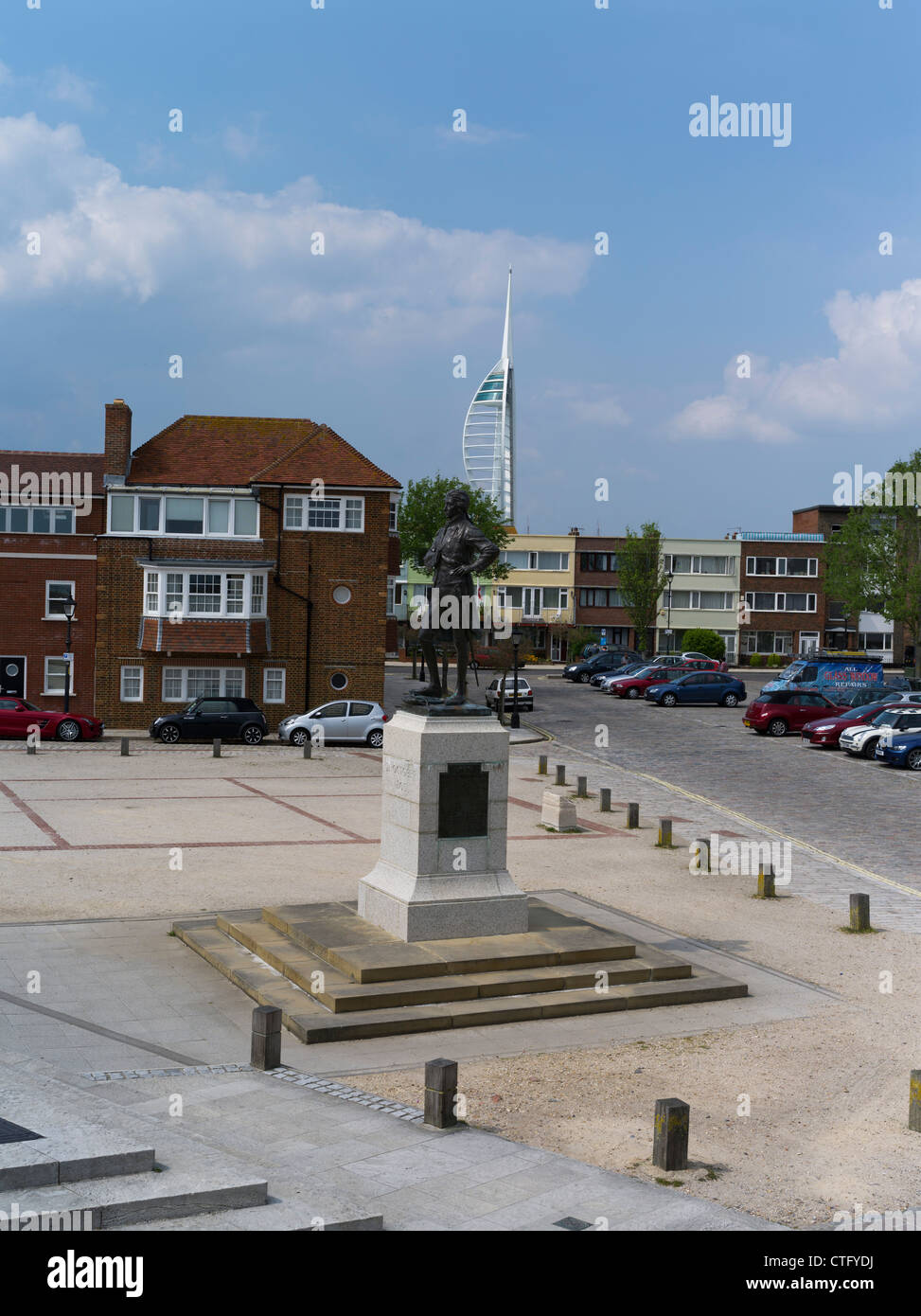 dh Lord Nelsons Statua PORTSMOUTH OLD HAMPSHIRE INGHILTERRA Statua del Vice Ammiraglio Horatio Nelson storico eroe navale monumento storico regno unito storico Foto Stock