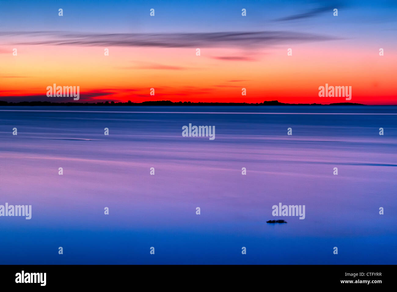 In stile minimalista tramonto sul mare Foto Stock