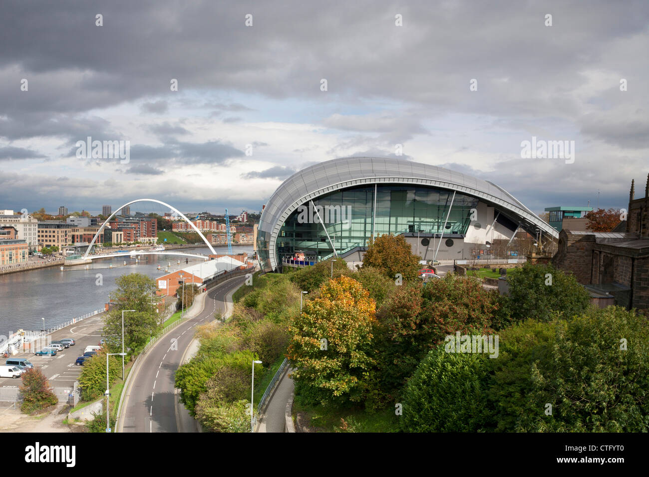 Il Sage Gateshead e Millennium Bridge dal Tyne Bridge Foto Stock