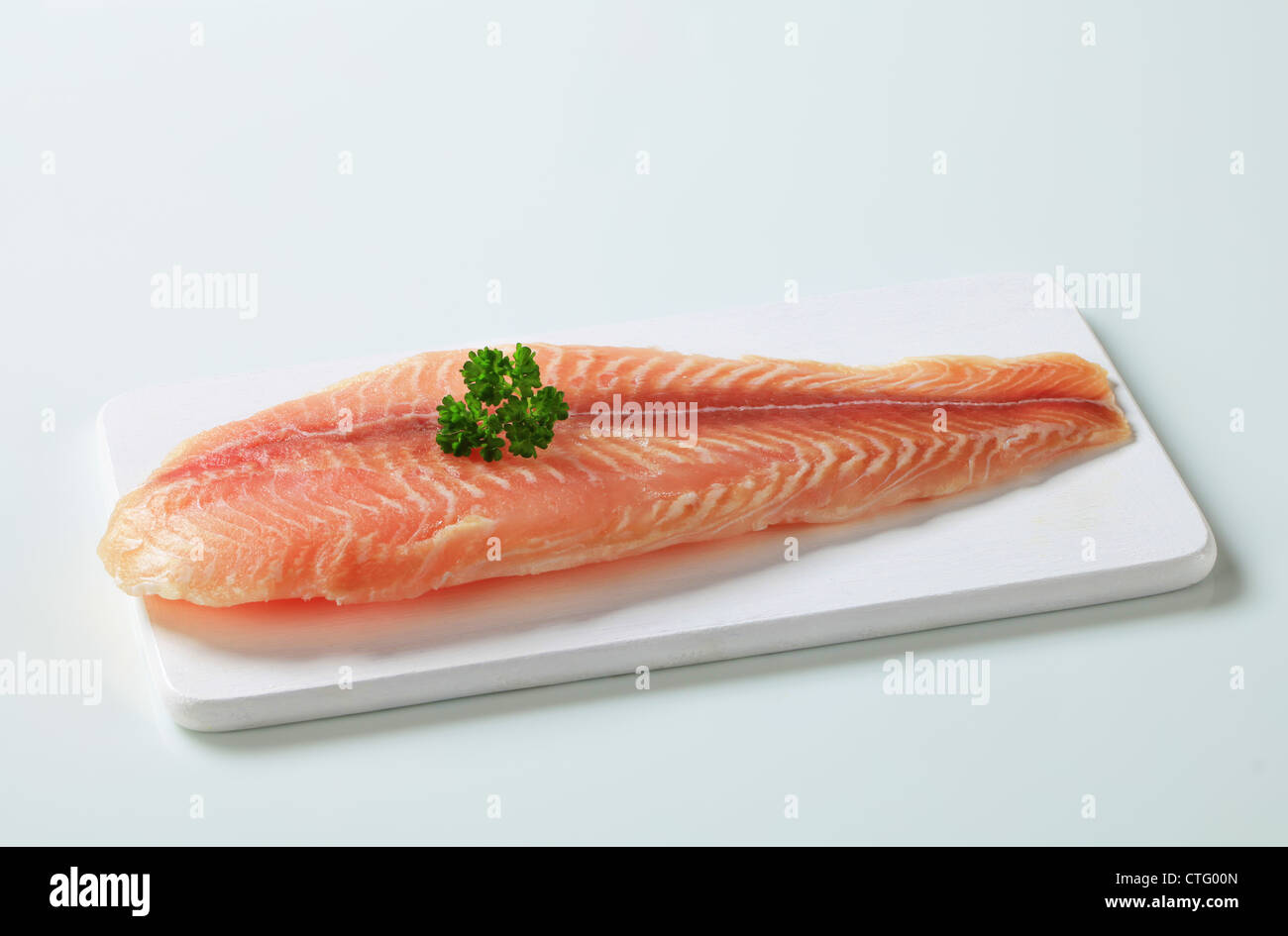 Pesce crudo filetto sul bordo di taglio Foto Stock