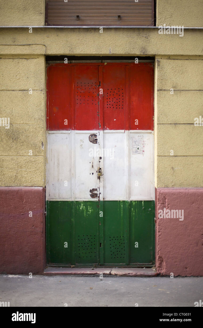 Bandiera ungherese dipinta su una vecchia porta di metallo in strada Foto Stock